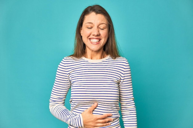 Foto toca la barriga sonríe comiendo suavemente y el concepto de satisfacción