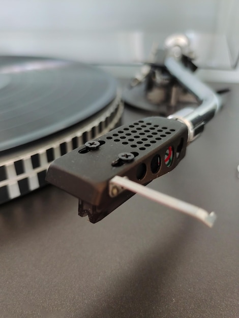 Toca-discos de vinil giratório. Equipamento de áudio retrô para disc jockeys. Tecnologia de som DJ para mixagem