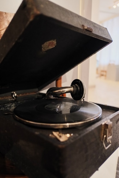 Foto toca-discos vintage vinil toca-discos em fundo de madeira