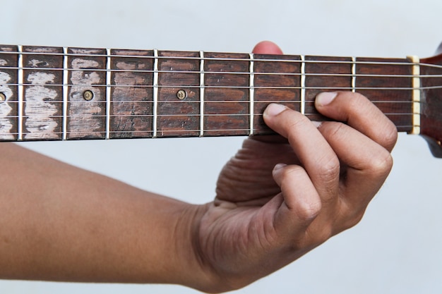 Foto toca la guitarra a mano, es la guitarra de acordes 