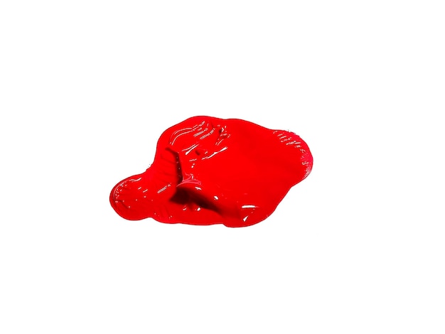 Toca de pincel roja aislada sobre un fondo blanco