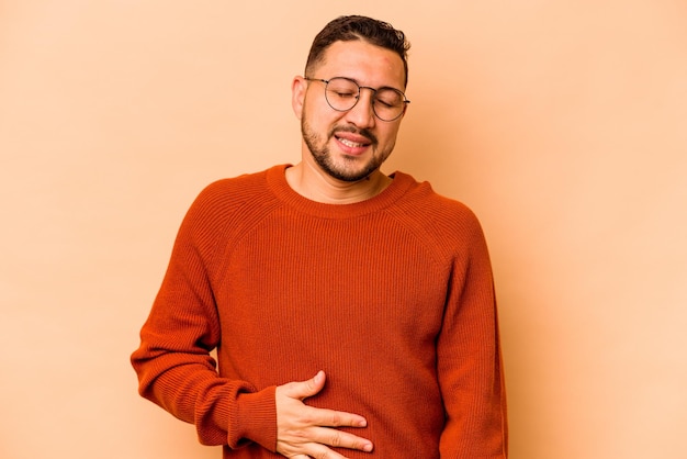 Foto toca sorrisos de barriga suavemente comendo e conceito de satisfação