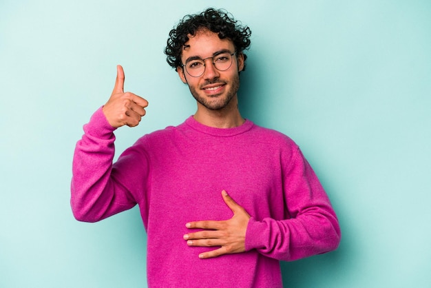 Toca sorrisos de barriga suavemente comendo e conceito de satisfação