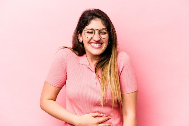 Toca sorrisos de barriga suavemente comendo e conceito de satisfação