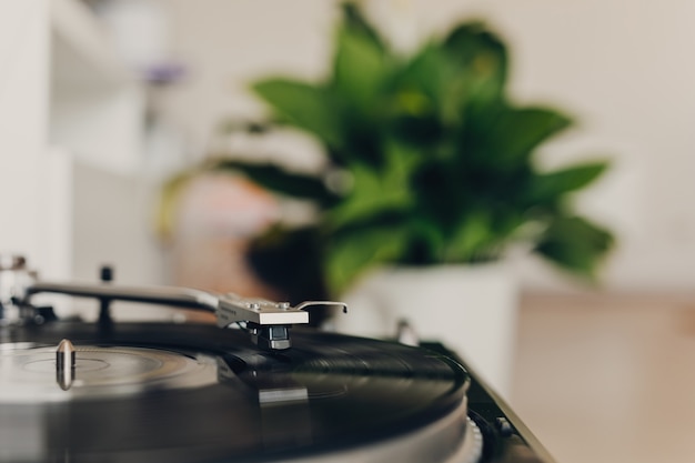 Tocadiscos de vinilo en casa cerrar