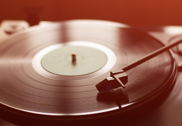 Tocadiscos vintage con disco de vinilo, primer plano. cálida luz del sol.