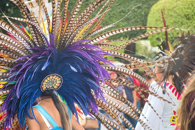 Tocado de bailarina mexicana con plumas de colores