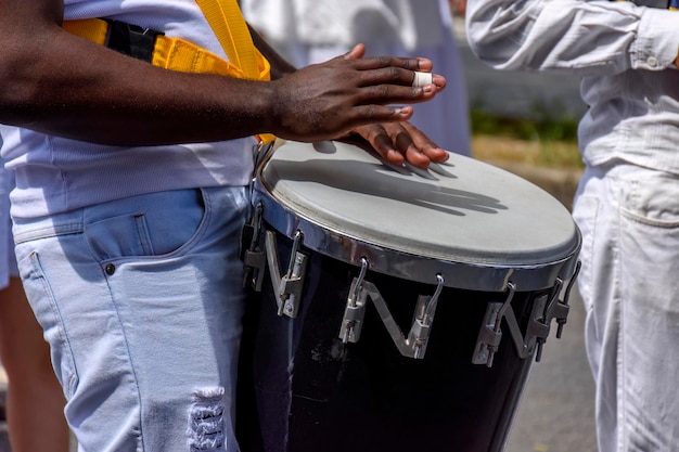 Tocador de tambor atabaque en las calles de Brasil durante una presentación de samba brasileña