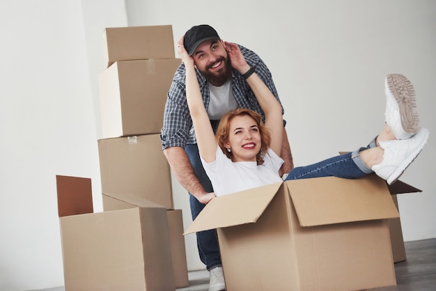 Tocando la cara del hombre. Pareja feliz juntos en su nueva casa. Concepción de mudanza