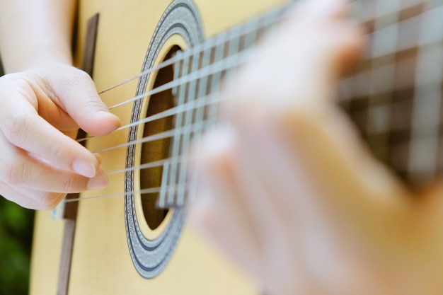 Foto tocando la guitarra acústica