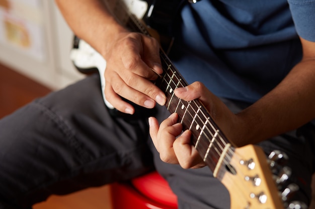 tocando guitarra - close-up