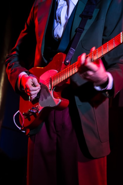 Tocando la guitarra en el escenario