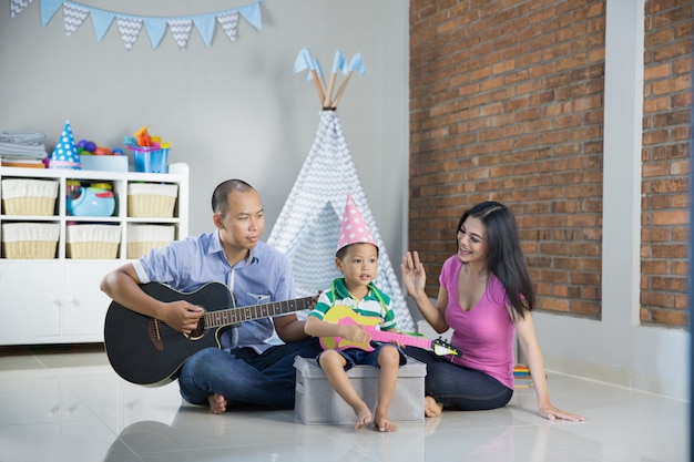 Tocando música con el concepto de hijo