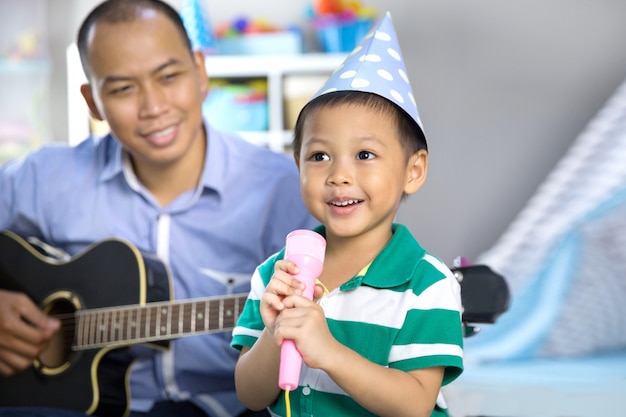 Tocando música con el concepto de hijo