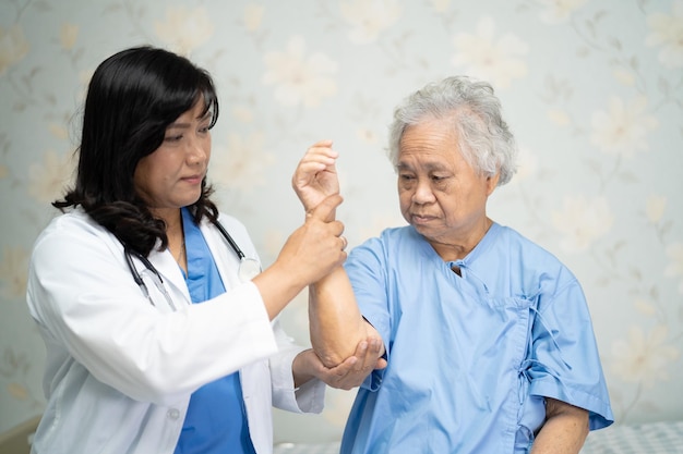 Tocando paciente idosa asiática ou idosa idosa com cuidado amoroso ajudando a encorajar e empatia na enfermaria do hospital de enfermagem conceito médico forte e saudável