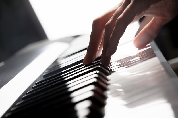 Foto tocando el piano. de cerca