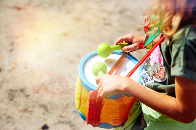 Tocando el tambor. Manos con tambor. Otra vista. africano, explosión, ritmo, niño, clase, tambor, baterista, dedos, mano, golpear, instrumento, niño, música, musical, percusión, juego, ritmo, anillo, sonido.