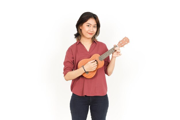 Tocando Ukulele de linda mulher asiática isolada no fundo branco