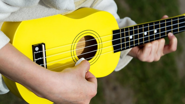 tocando ukulele, mão tocando violão