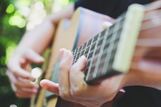 Tocando violão