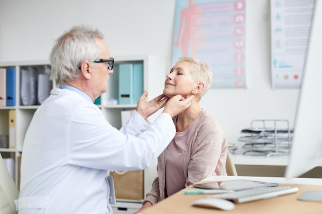 Tocar el cuello de los pacientes durante los chequeos