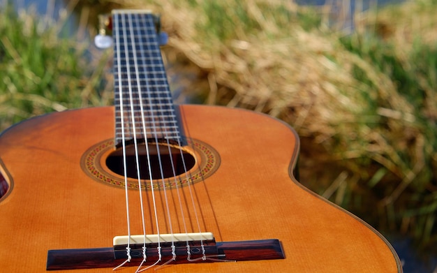 Foto tocar la guitarra es algo feliz.