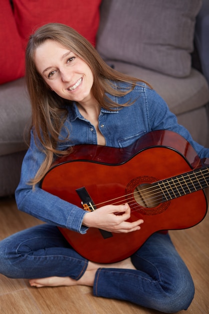 Tocar guitarra mulher em casa