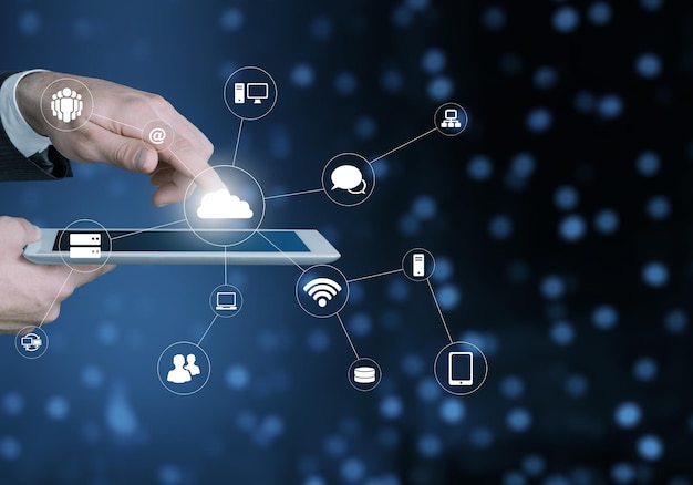 Tocar con la mano a la tableta e inteligencia artificial virtual con la transformación de la tecnología en la nube