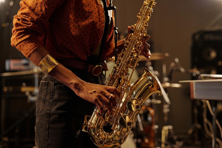 Foto tocar el saxofón en el estudio de música con pasión