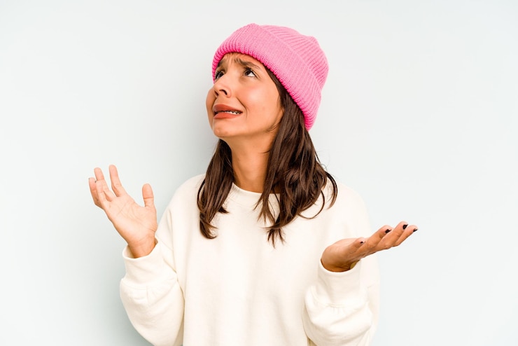 Foto tocas la barriga sonríes suavemente comer y concepto de satisfacción