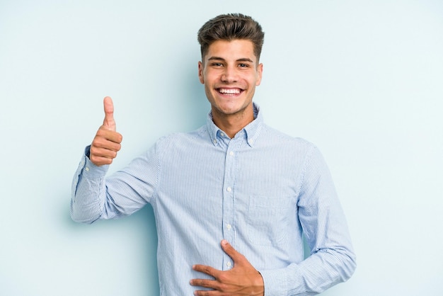 Tocas la barriga sonríes suavemente comer y concepto de satisfacción