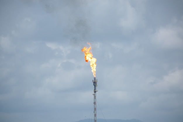 tocha de fogo em uma torre