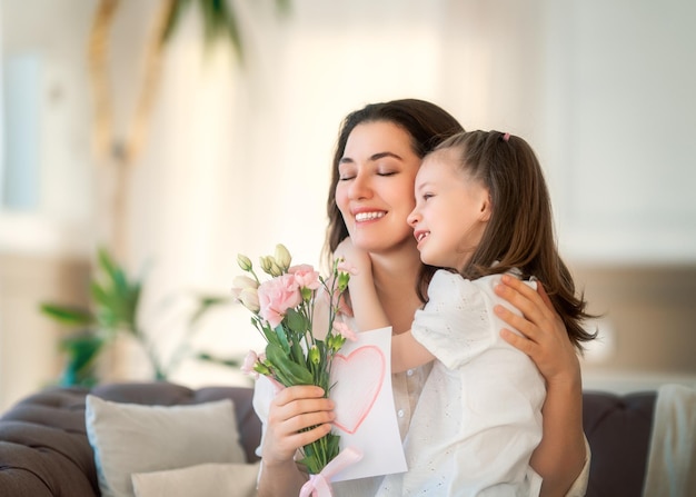 Tochter, die Mutter Blumenstrauß gibt