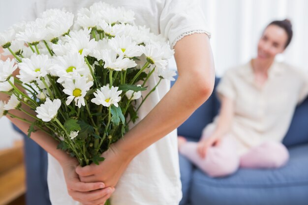 Tochter, die Mutter weißen Blumenstrauß gibt