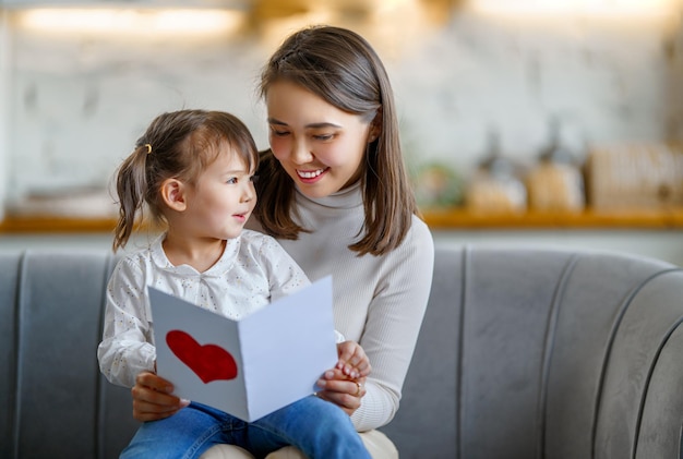 Tochter gibt Mutter Postkarte