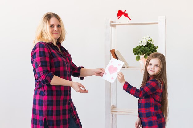 Tochter gratuliert Mutter und gibt ihre Postkarte