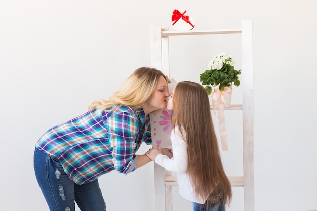 Tochter gratuliert Mutter und gibt ihre Postkarte