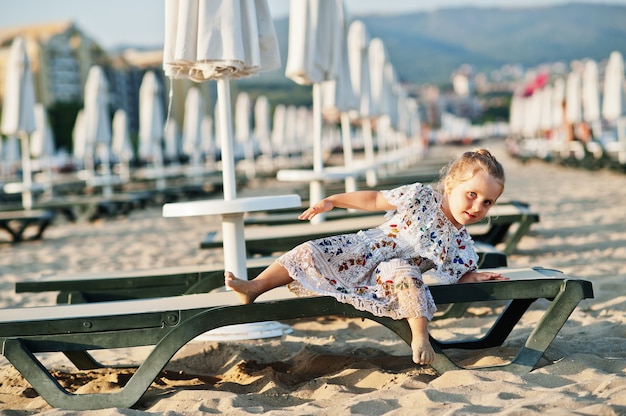 Tochter hat Spaß am Strand