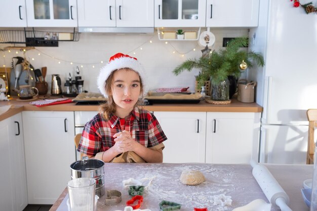 Tochter lernen zu kochen hilft in der weißen Küche kneten den Teig in der Schüssel für