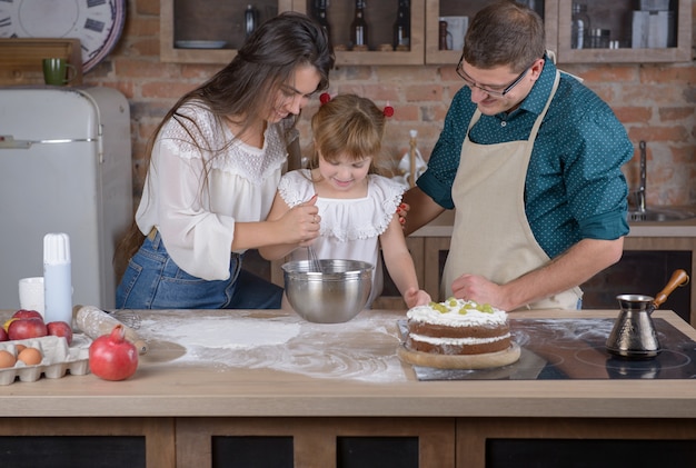 Tochter macht Abendessen mit den Eltern