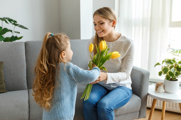 Tochter mit Blumenstrauß, Postkarte gratuliert Mutter