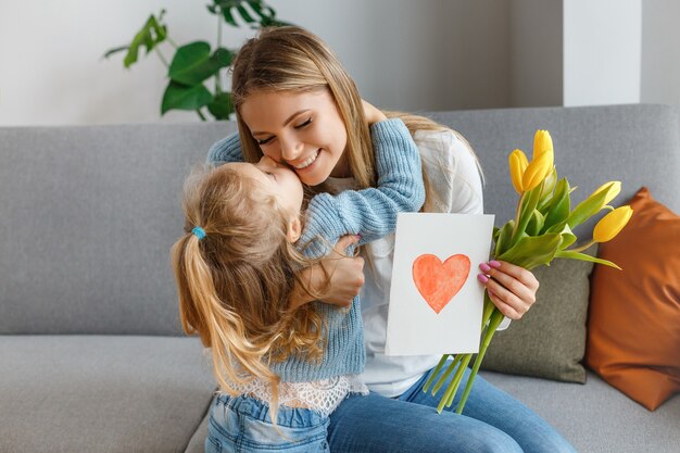 Tochter mit Blumenstrauß, Postkarte gratuliert Mutter