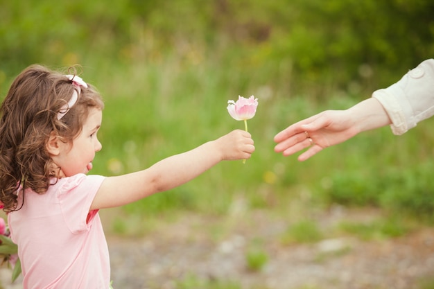 Tochter schenkt Mama eine Blume zum Muttertag