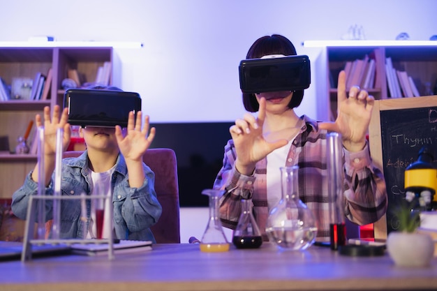 Tochter spielt mit ihrer Mutter, macht ein lustiges Experiment mit einer VR-Brille
