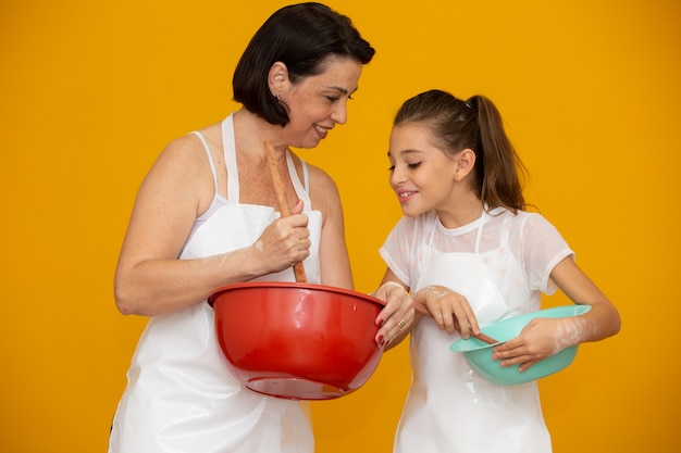 Tochter und Mutter bereiten ein Rezept vor