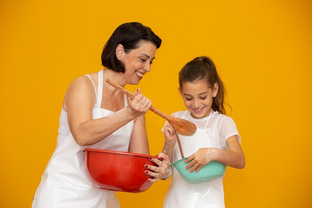 Tochter und Mutter bereiten ein Rezept vor