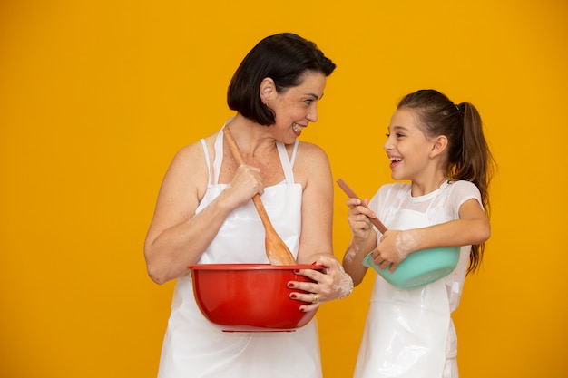 Tochter und Mutter bereiten ein Rezept vor