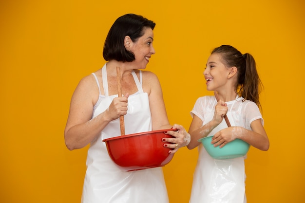 Tochter und Mutter bereiten ein Rezept vor