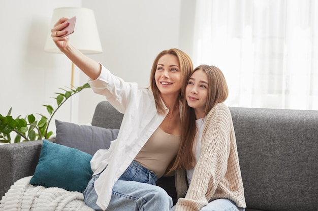 Tochter und Mutter machen zu Hause ein Selfie