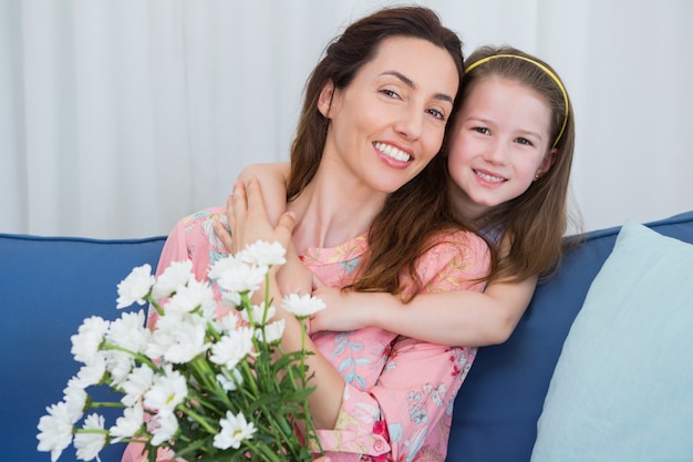 Tochter und Mutter mit Blumen